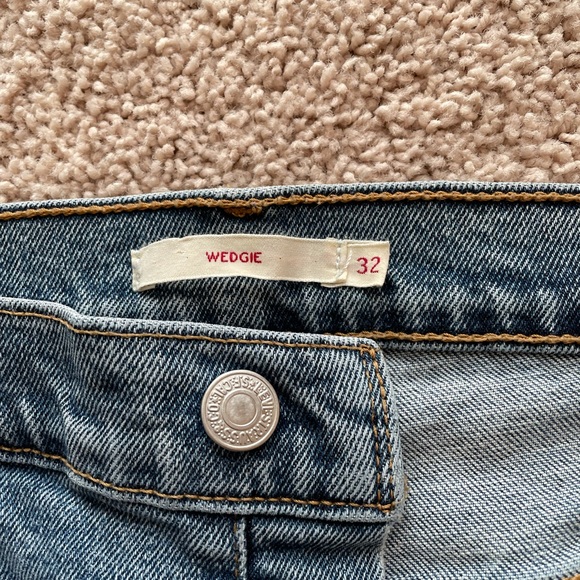 Levi’s Wedgie Fit High Rise Embroidered Jeans Size 32 - Picture 13 of 13